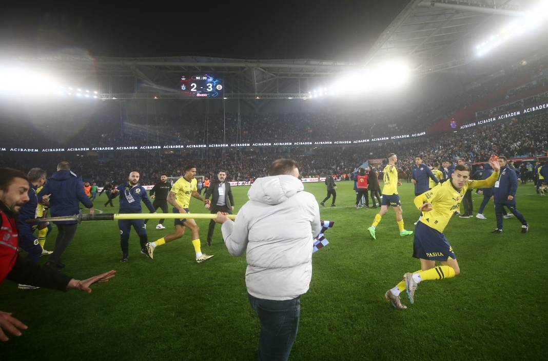 Trabzonspor-Fenerbahçe maçındaki olaylar dünya basınında! Geniş yankı uyandırdı! Yaşananları bu manşetle gördüler 1